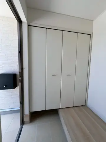 糸満新垣建売3号棟　玄関靴箱扉