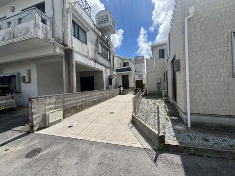 野嵩売家写真　接続道路から玄関