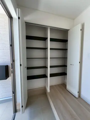 糸満新垣建売3号棟　靴箱扉を開いたところ