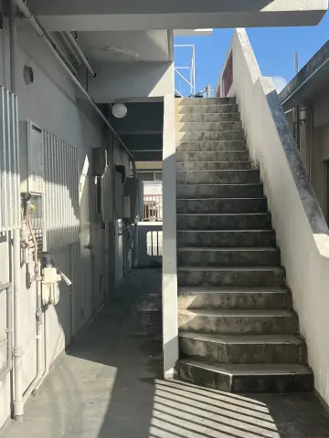 長田売アパート_2階階段