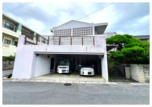 名護宮里売家_駐車場および入り口