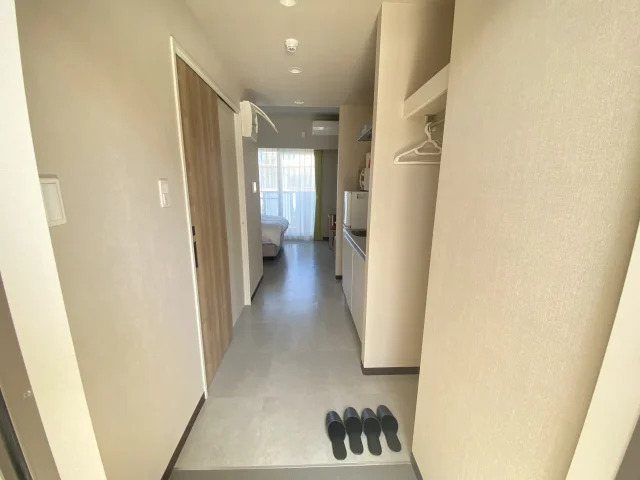 部屋玄関から見た室内